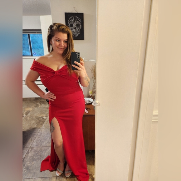 Red Gown - Picture 2 of 2